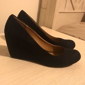 Chinese Laundry suede black wedges